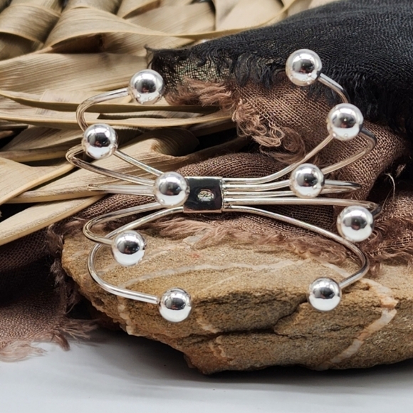 Neiman Marcus Jewelry - NEIMAN MARCUS PREMIUM 925 SILVER BRACELET Minimalist Contemporary Style